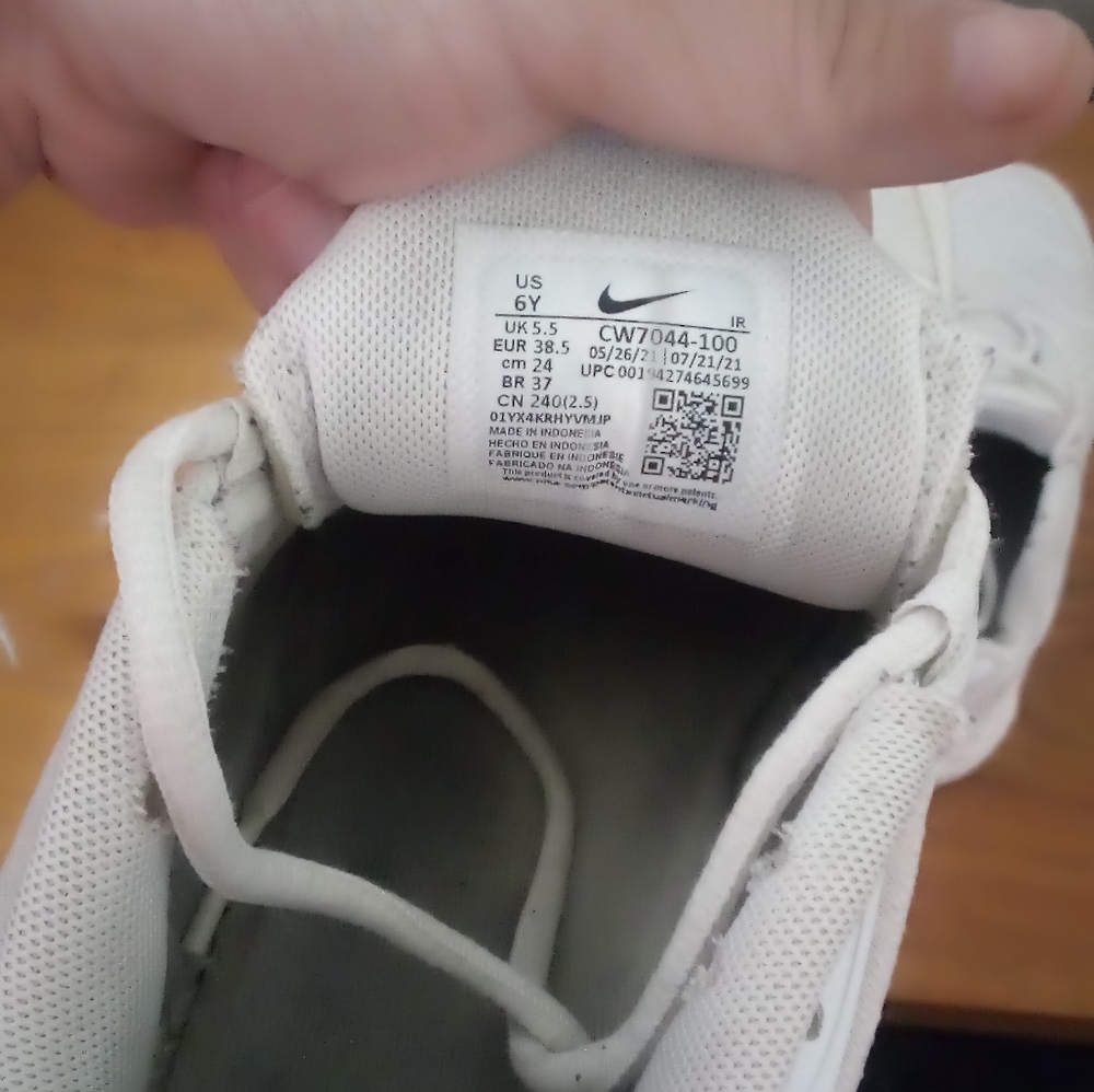 Nike size 6 white